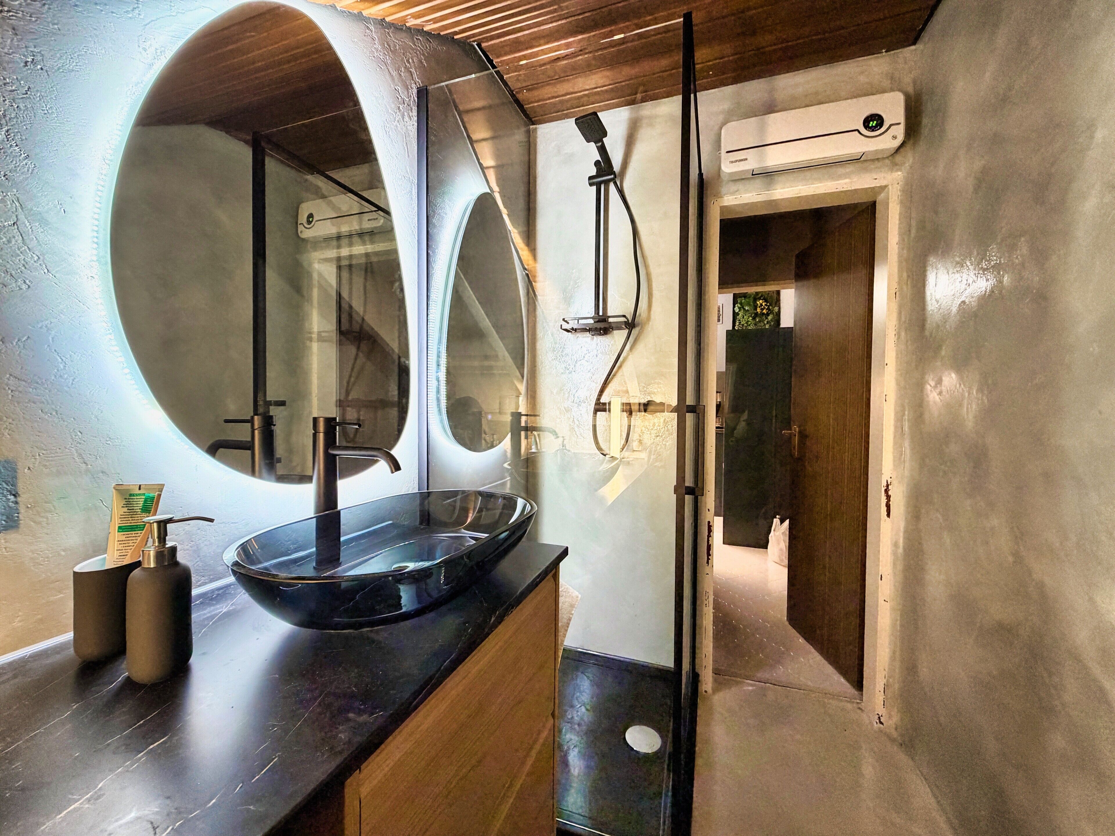 Een douche, een haardroger, handdoeken