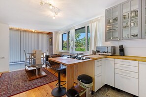 Jääkaappi, mikroaaltouuni, uuni, liesi