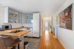 Jääkaappi, mikroaaltouuni, uuni, liesi