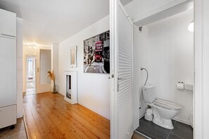 Douche, sèche-cheveux, serviettes fournies