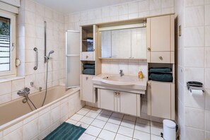 Shower, free toiletries, hair dryer, towels - Apartment 'Traumschmiede' with Wi-Fi (Bad Emstal)