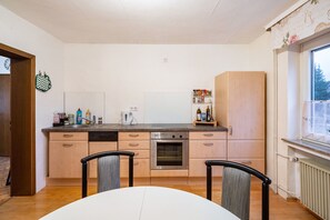 Fridge, microwave, oven, stovetop - Apartment 'Traumschmiede' with Wi-Fi (Bad Emstal)