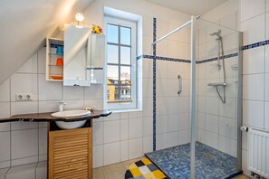 Een douche, een haardroger, handdoeken