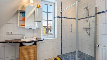 Shower, hair dryer, towels