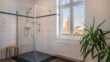 Dusche, Haartrockner, Handtücher