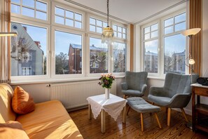 Televisión, reproductor de DVD, estéreo