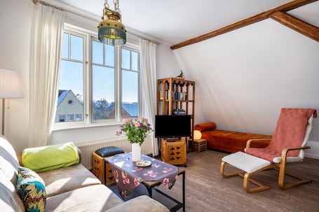 TV, DVD player, stereo. Apartment 'Haus Übersee Wohnung Sansibar' with Shared Garden and Wi-Fi