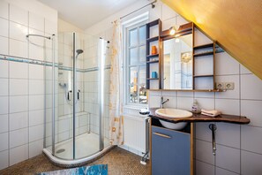 Shower, hair dryer, towels