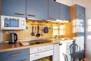 雪櫃、微波爐、焗爐、爐具