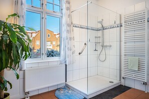 Shower, hair dryer, towels
