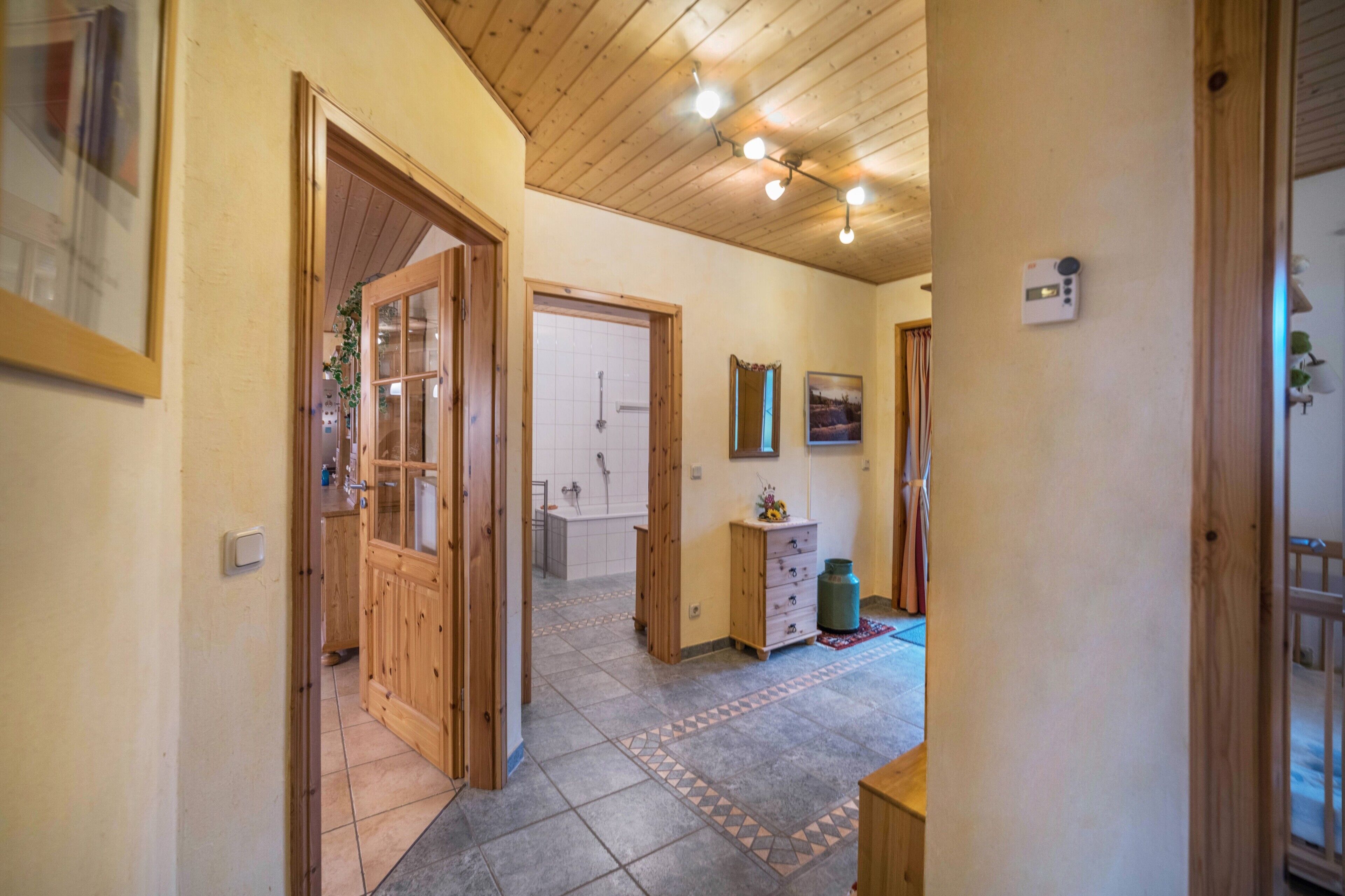 Dusche, kostenlose Toilettenartikel, Haartrockner, Handtücher