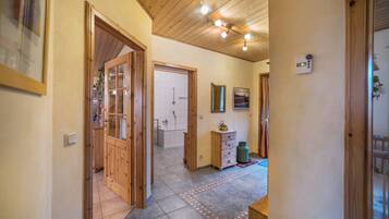 Dusche, kostenlose Toilettenartikel, Haartrockner, Handtücher