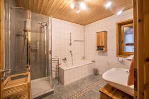 Suihku, ilmaiset hygieniatuotteet, hiustenkuivaaja, pyyhkeet