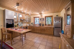 Jääkaappi, mikroaaltouuni, uuni, liesi