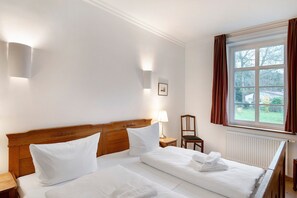 2 bedrooms, iron/ironing board, free WiFi, bed sheets - Apartment 'Gut Rattelvitz - Parterre Ost' with Sea View, Private Terrace and Wi-Fi (Gingst)