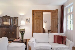 Fernseher, Kamin, DVD-Player, Tischtennisplatte