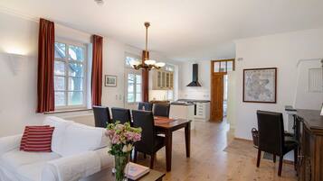 Una televisión, una chimenea, un reproductor de DVD