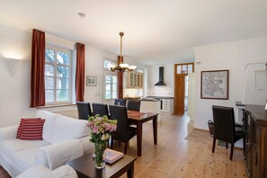 TV, fireplace, DVD player, table tennis - Apartment 'Gut Rattelvitz - Parterre West' with Lake View, Private Terrace and Wi-Fi (Gingst-Rattelvitz)