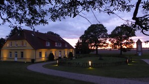 Exterior - Apartment 'Gut Rattelvitz - Galerie Ost' with Sea View, Private Terrace and Wi-Fi (Gingst-Rattelvitz)