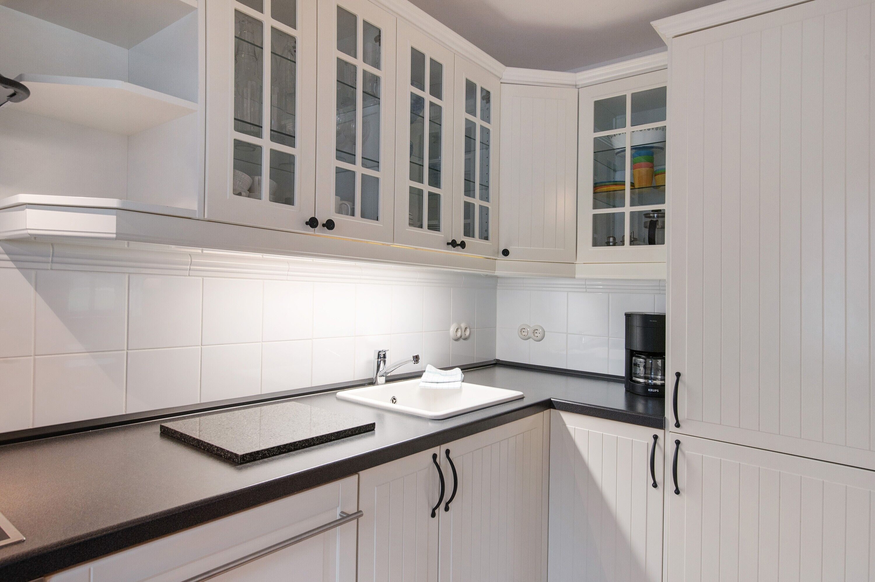 冷蔵庫、電子レンジ、オーブン、コンロ