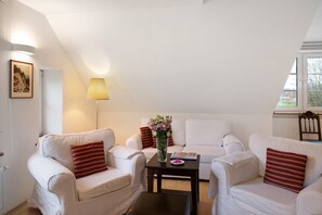 TV, peis, DVD-spiller og bordtennis