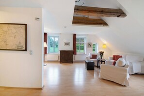 Fernseher, Kamin, DVD-Player, Tischtennisplatte