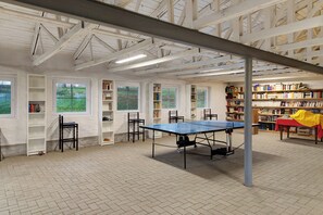 Game room - Apartment 'Gut Rattelvitz - Galerie Mitte' with Sea View, Private Terrace and Wi-Fi (Gingst-Rattelvitz)