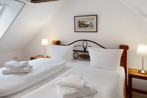 2 bedrooms, iron/ironing board, free WiFi, bed sheets - Apartment 'Gut Rattelvitz - Galerie Mitte' with Sea View, Private Terrace and Wi-Fi (Gingst-Rattelvitz)