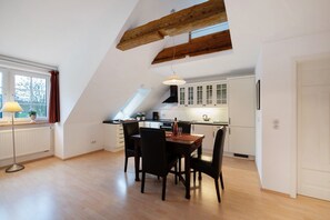 Dining - Apartment 'Gut Rattelvitz - Galerie Mitte' with Sea View, Private Terrace and Wi-Fi (Gingst-Rattelvitz)