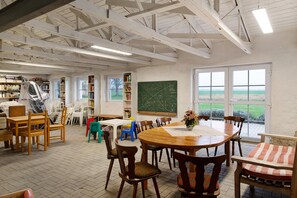 Dining - Apartment 'Gut Rattelvitz - Galerie West' with Sea View, Private Terrace and Wi-Fi (Gingst-Rattelvitz)