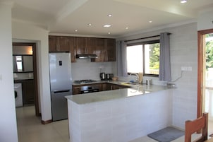 Refrigerador, microondas, placa de cocina, tetera/pava eléctrica
