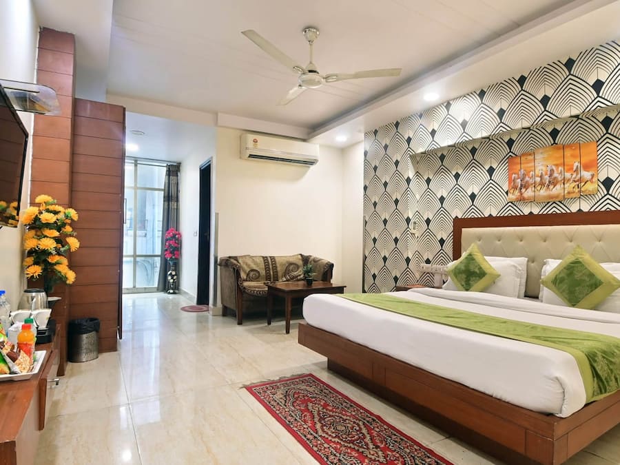 Comfort Suite | Egyptian cotton sheets, premium bedding, in-room safe, desk