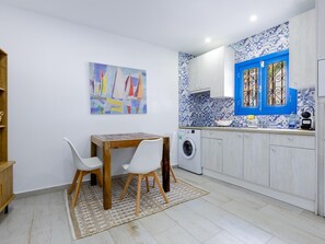 Refrigerador, microondas, horno y cafetera y tetera 