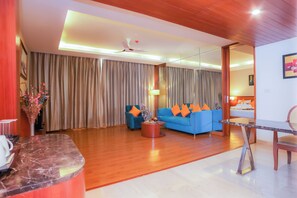 Luxury Suite | In-room safe, desk, iron/ironing board, cribs/infant beds - The Conway (Meerut)