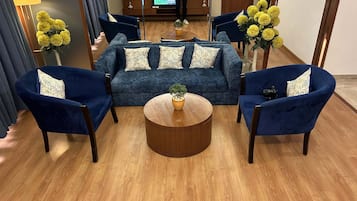 Phòng Suite Cao cấp | Khu phòng khách | TV màn hình phẳng 52-inch có truyền hình cáp