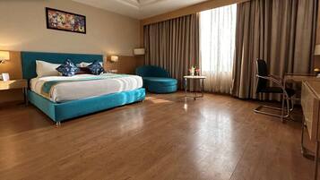 Deluxe Double Room | 1 bedroom, in-room safe, desk, iron/ironing board