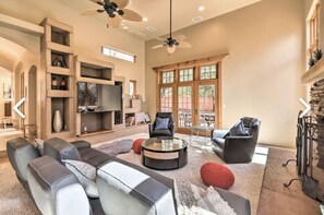 Smart TV, fireplace - Staycation at outdoor inviting hot tub house with sweeping views of The Chapel. (Sedona)