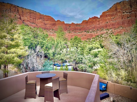 Outdoor dining. Staycation at outdoor inviting hot tub house with sweeping views of The Chapel.