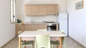 Kühlschrank, Ofen, Kochgeschirr/Geschirr/Besteck