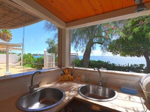 Kühlschrank, Mikrowelle, Ofen, Kochgeschirr/Geschirr/Besteck