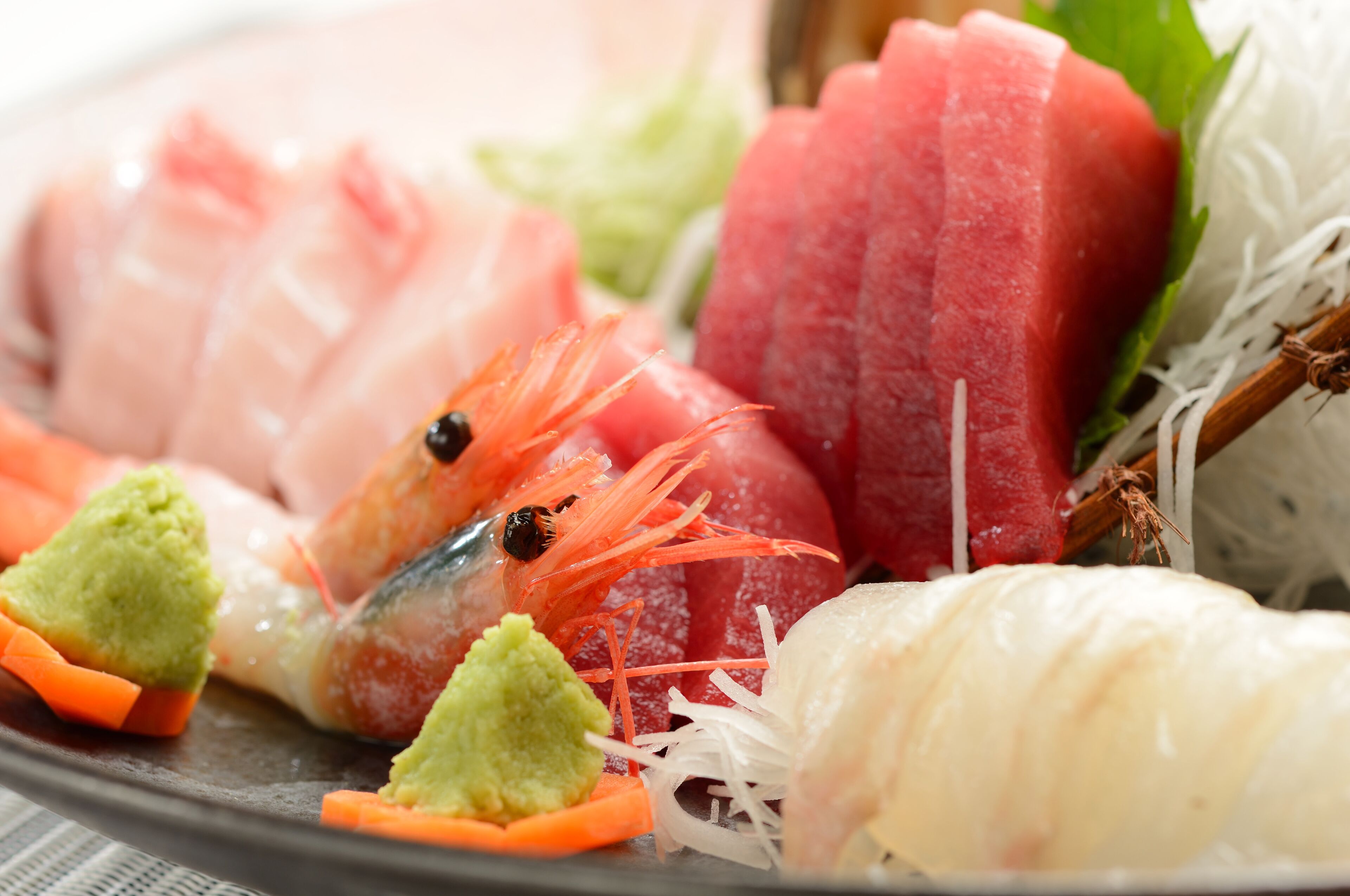 Assortimento di sushi, con sashimi e nigiri, guarnito con wasabi e zenzero sottaceto.