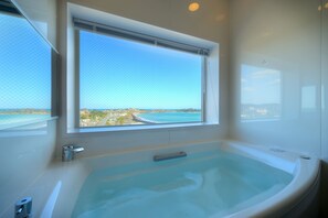 Habitación con 2 camas individuales, 2 camas individuales, no fumadores, vistas al mar | Baño | Zapatillas y toallas