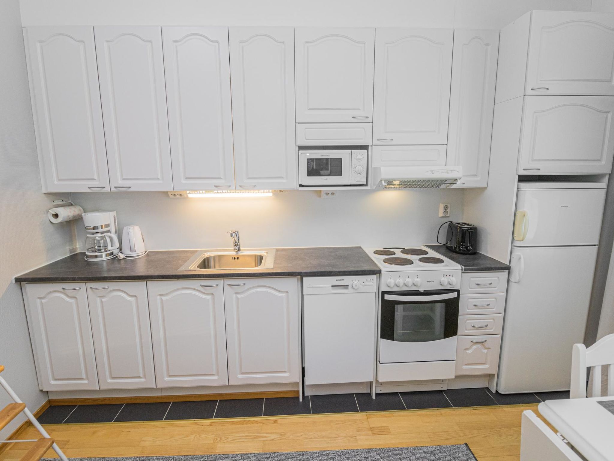 Kühlschrank, Mikrowelle, Geschirrspüler, Toaster