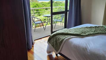 6 makuuhuonetta, tallelokero huoneessa, silitysrauta/-lauta