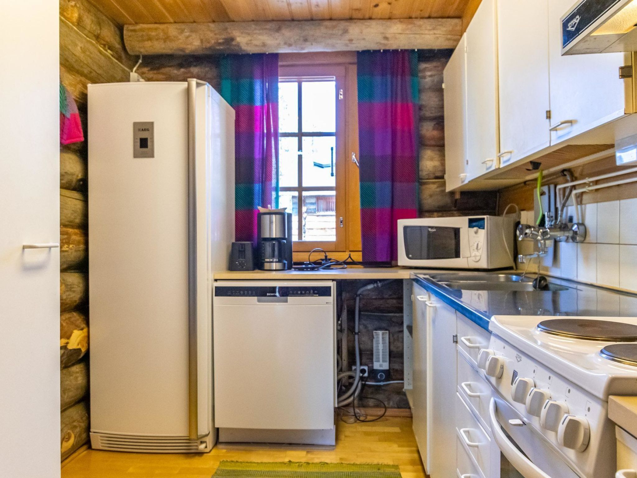 Kühlschrank, Mikrowelle, Geschirrspüler, Kochgeschirr/Geschirr/Besteck