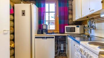 Kylskåp, mikrovågsugn, diskmaskin och grytor/köksredskap