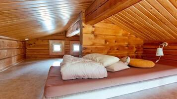 1 habitación y tabla de planchar con plancha