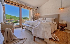 5 chambres, coffres-forts dans les chambres, lit parapluie