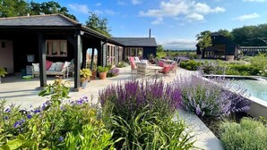 Terrace/patio - Luxury Countryside Haven for 10 (Chichester)