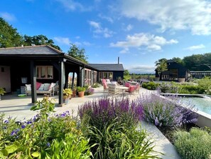 Terrace/patio - Luxury Countryside Haven for 10 (Chichester)